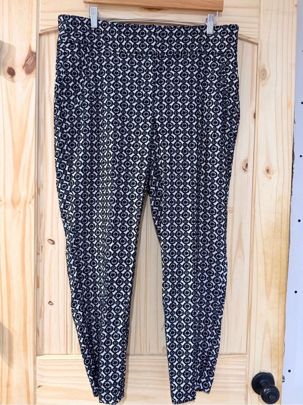 Black and White Geometric Patterned Stretch Ankle Pants